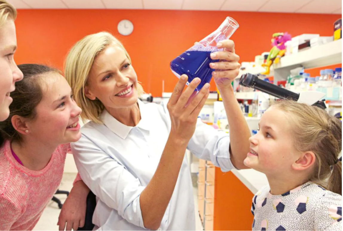 Children in lab with Sarah Murdoch